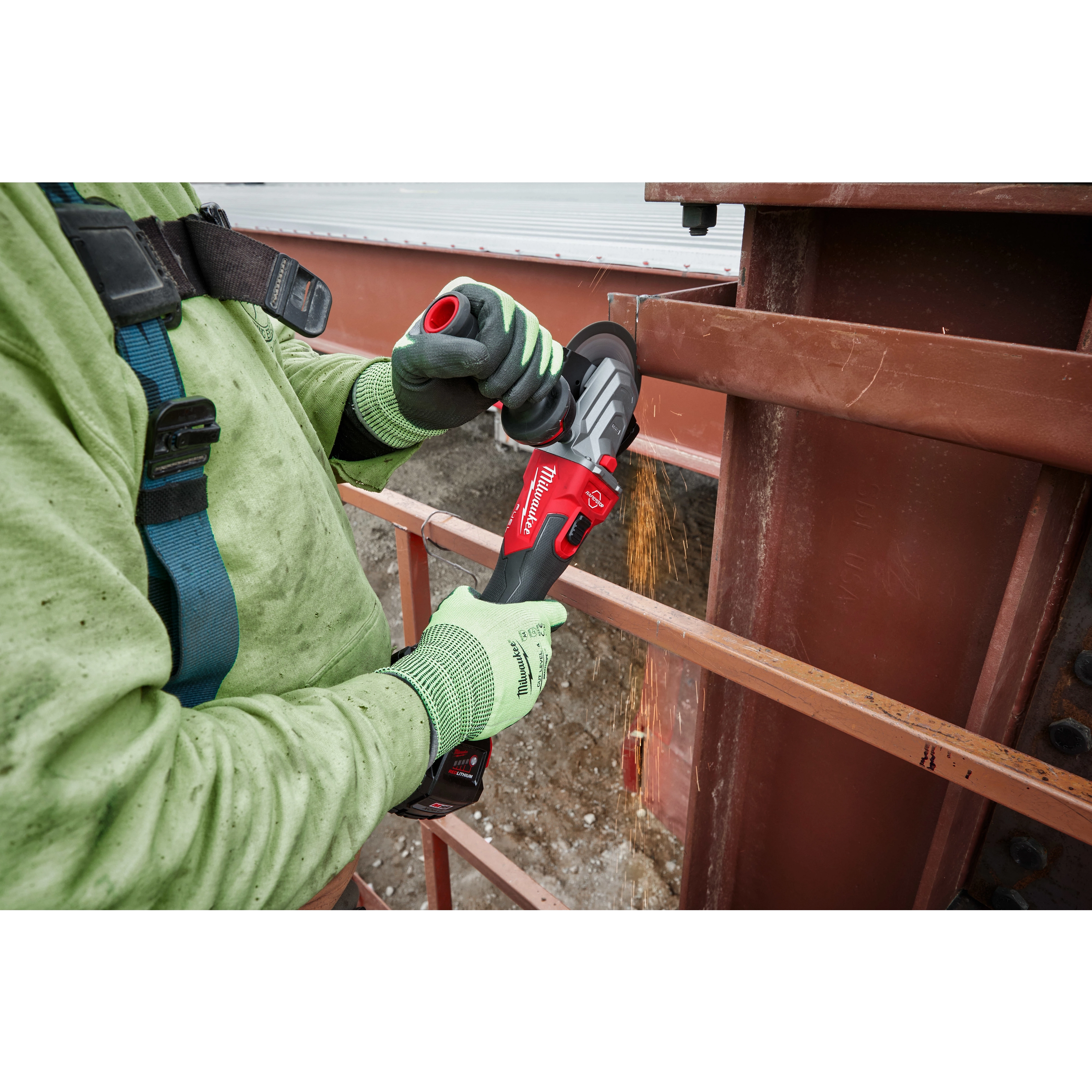 M18 FUEL™ 4-1/2” / 5” Flathead Braking Grinder, Slide Switch Lock-On App Shot