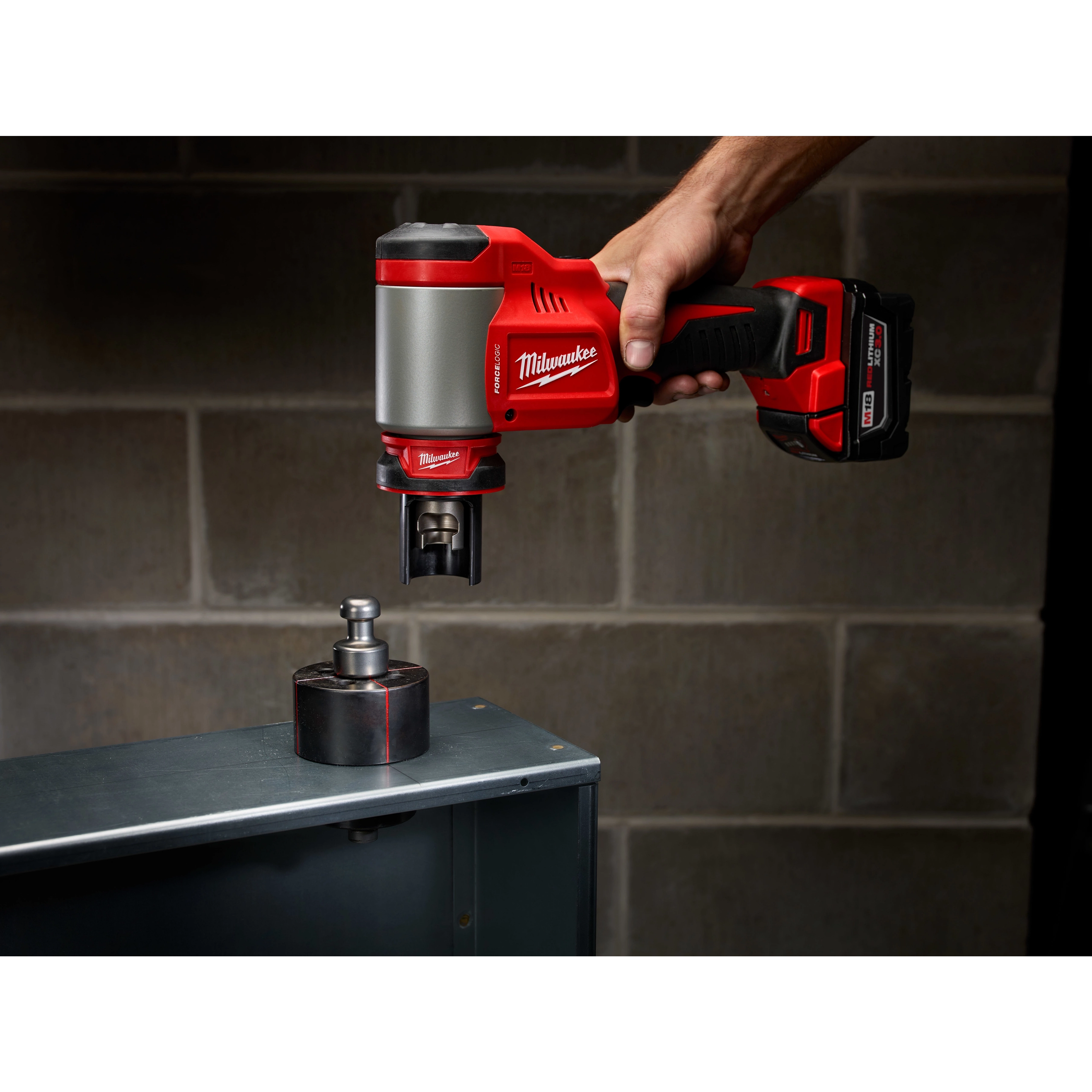 Milwaukee 2676-23 M18 FORCELOGIC 10-Ton Knockout Kit – Cordless Li-Ion 1/2" To 4" With Battery