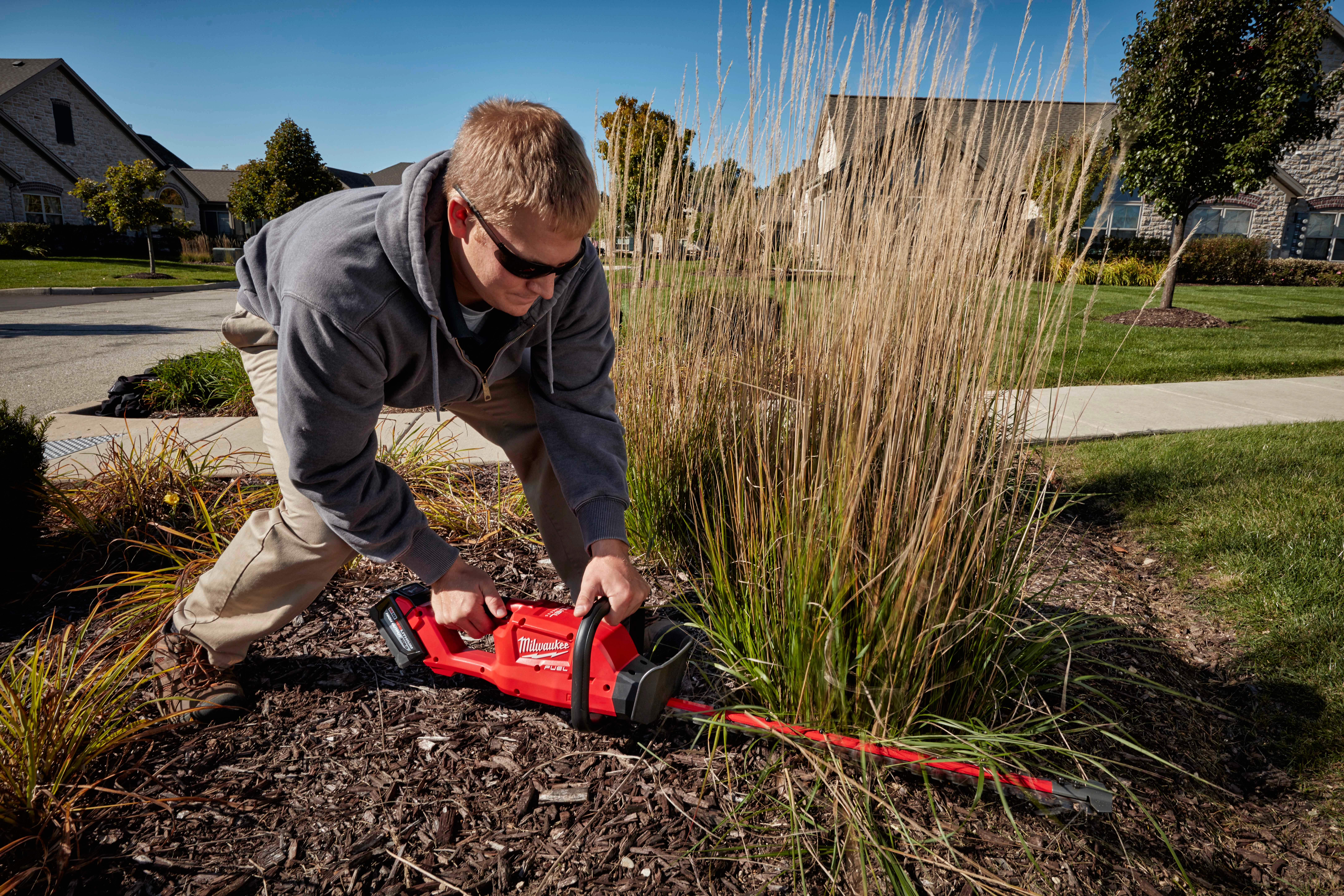 thumbnail image 2 of Milwaukee M18 45cm Hedge Trimmer Kit | 2 Batteries & Charger 2 of 13