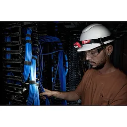 2104 - MILWAUKEE® Spot/Flood Headlamp