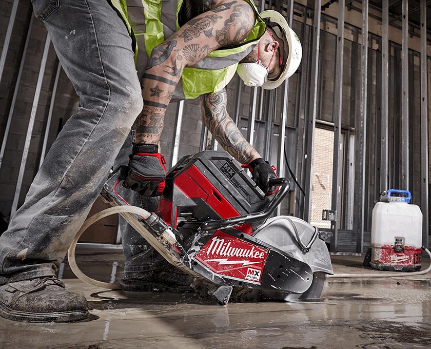 Milwaukee Tool M18 FUEL 14 po tronçonneuse sans fil à poignée supérieure  18V Li-Ion sans b